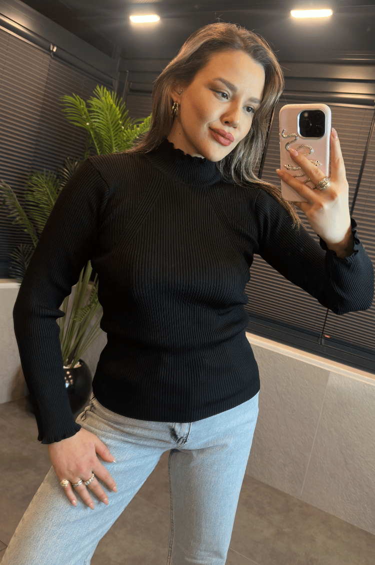 Siyah Boğazlı Kol Detaylı Triko
