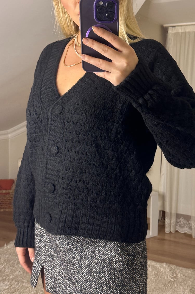 Siyah Delikli Örgü Model Hırka