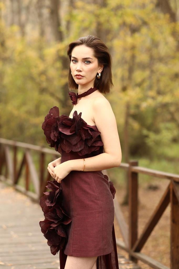 Vionna Gül Motifli Asimetrik Tasarım Elbise Bordo