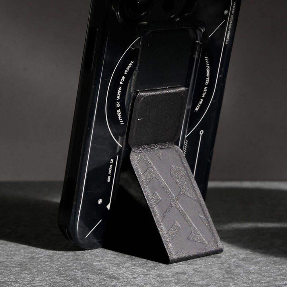 Apple iPhone 15 Pro Max Kılıf M-safe Şarj Özellikli Teknoloji Desenli Standlı Skinarma Helio Kapak