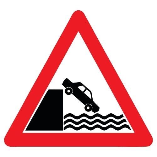 Deniz Ve Nehir Kıyısında Biten Yol Levhası T-6T-6Deniz Ve Nehir Kıyısında Biten Yol Levhası T-6