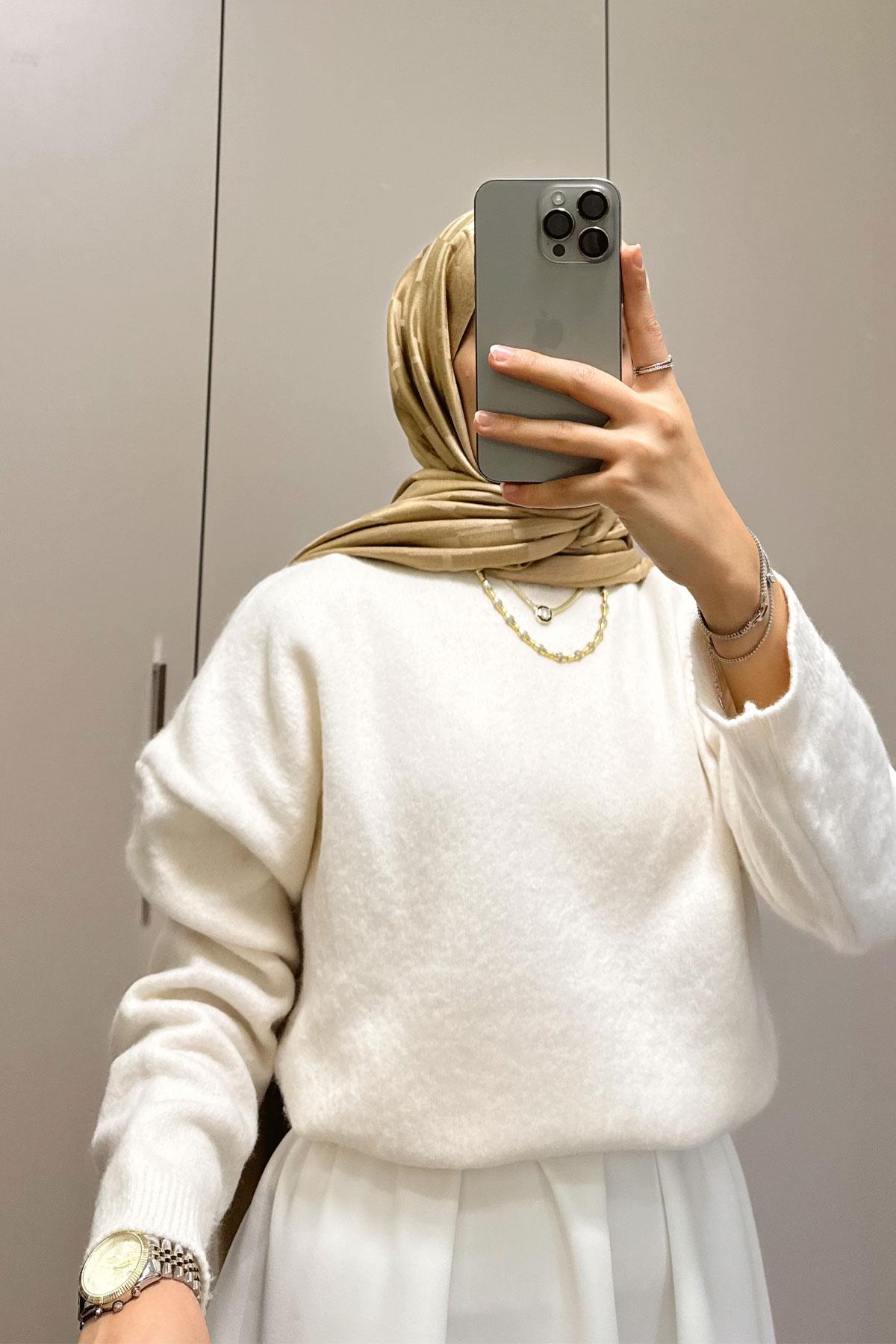 BİSİKLET YAKA MARKA MODEL TÜYLÜ KAZAK EKRU