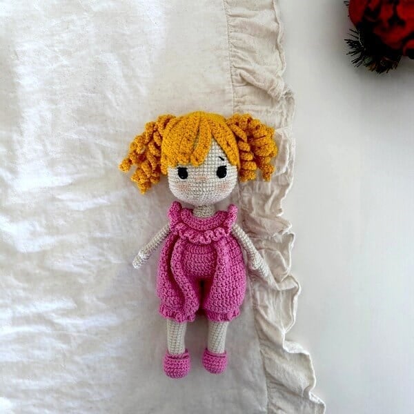 Amigurumi pembe tulumlu kız 