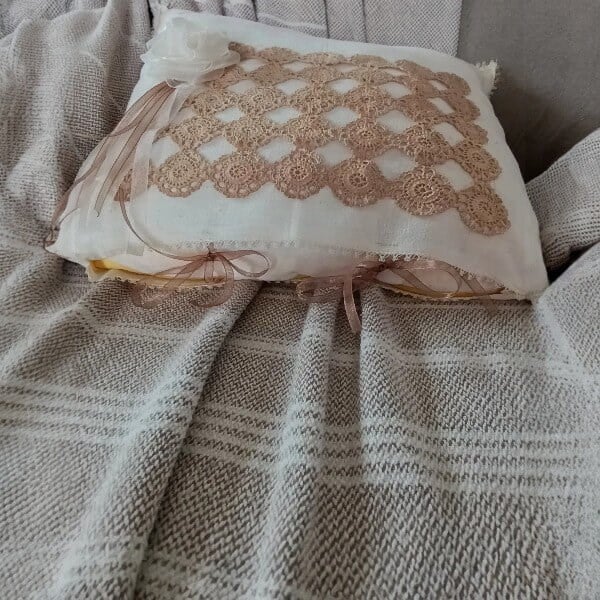 Dantel Detaylı Vintage Tarzı Bej Kırlent Kılıfı