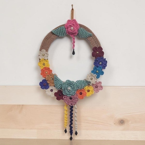 El Örgüsü Çiçekli Sarkaçlı Kapı Süsü – Boho Duvar Dekoru – El Yapımı Çelenk