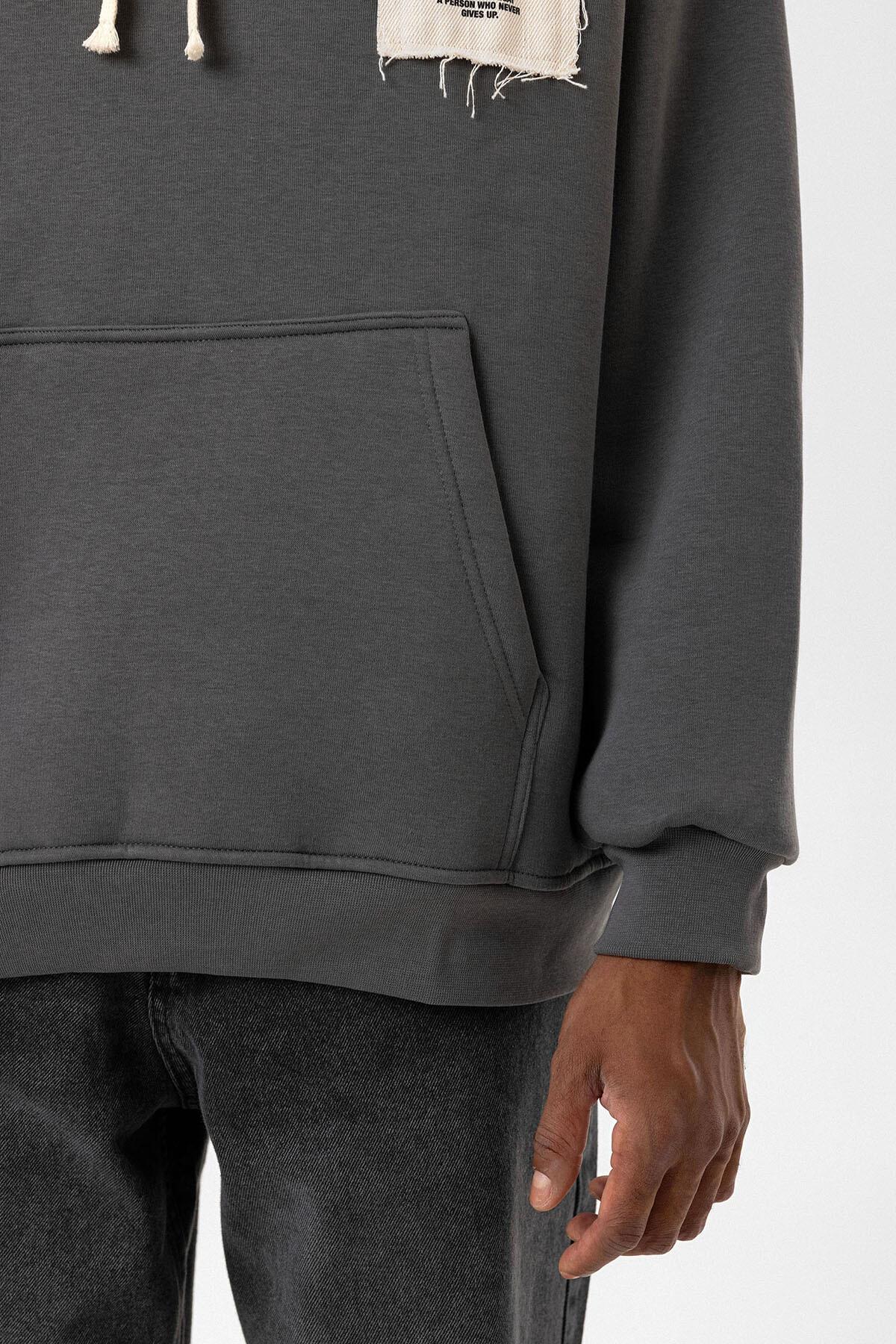 Etiket Detaylı Oversize Kapüşonlu Sweatshirt Füme