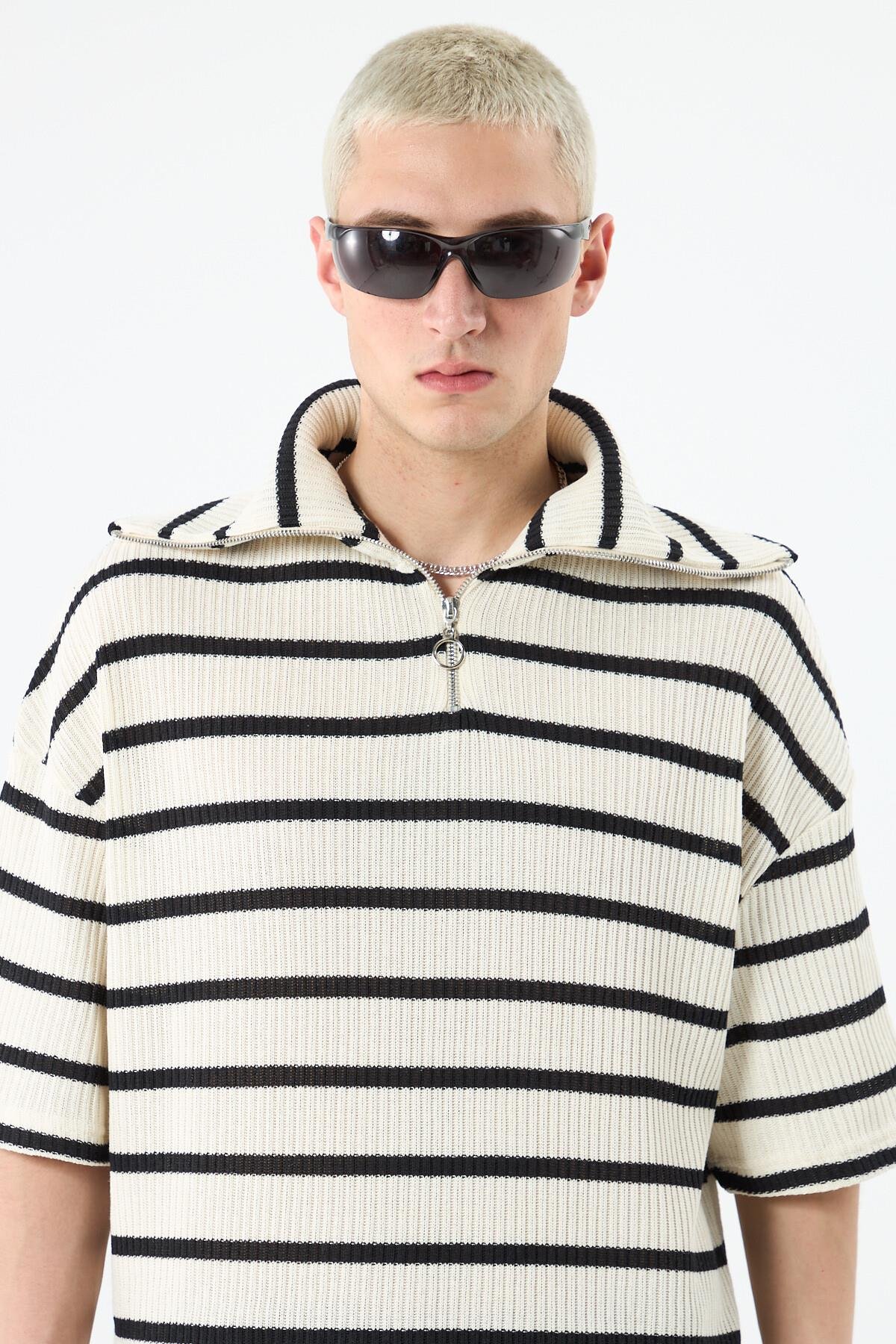 Oversize Çizgili Fermuarlı Yaka Triko Tişört Ekru