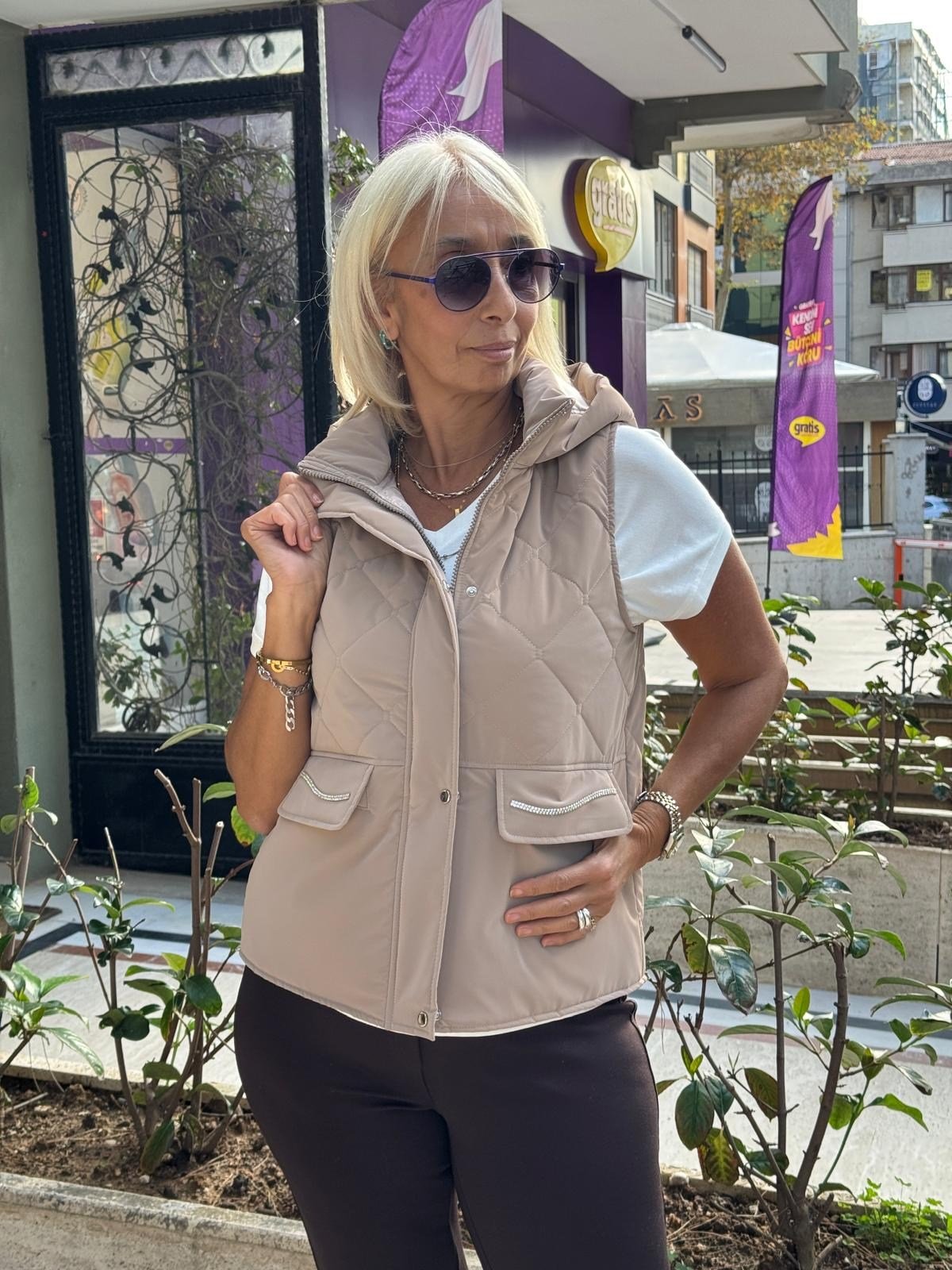 Baklava Kapitoneli Zincir Taş Detaylı Kısa Yelek
