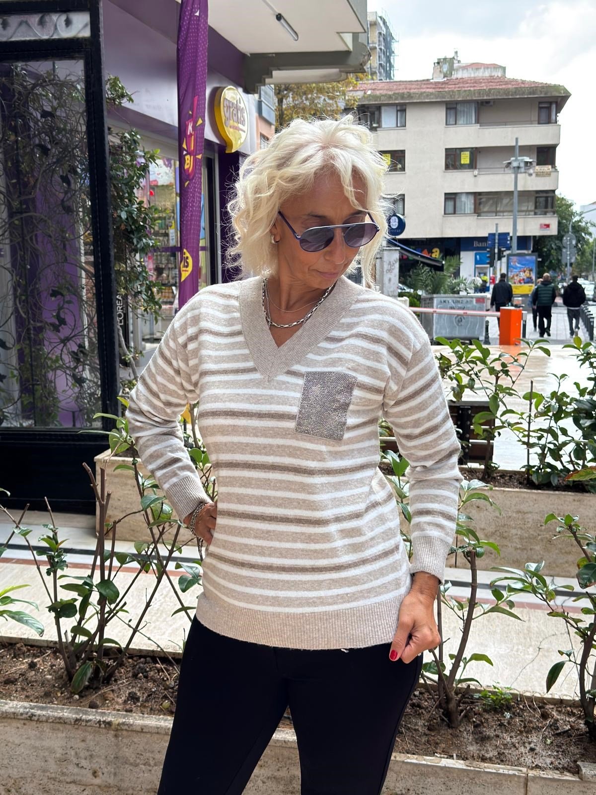Çizgili V Yaka Taş Cepli Triko 