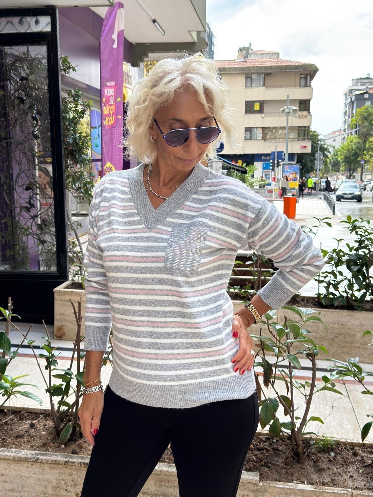 Çizgili V Yaka Taş Cepli Triko 