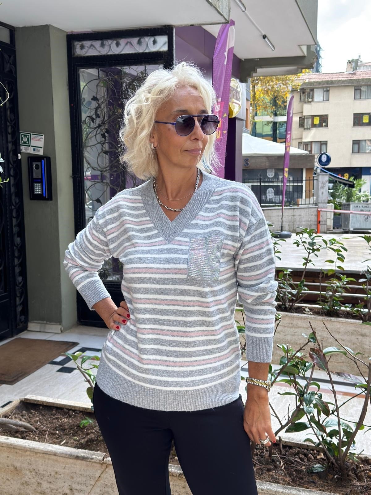 Çizgili V Yaka Taş Cepli Triko 
