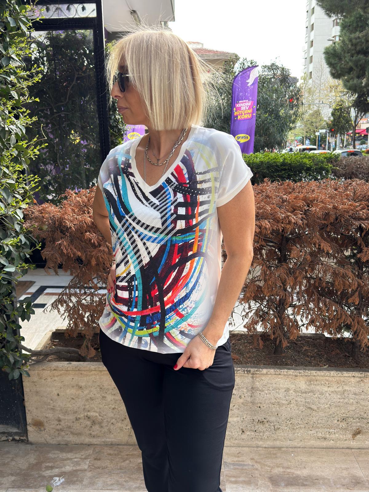 Dijital Baskılı Nakışlı V Yaka Tshirt