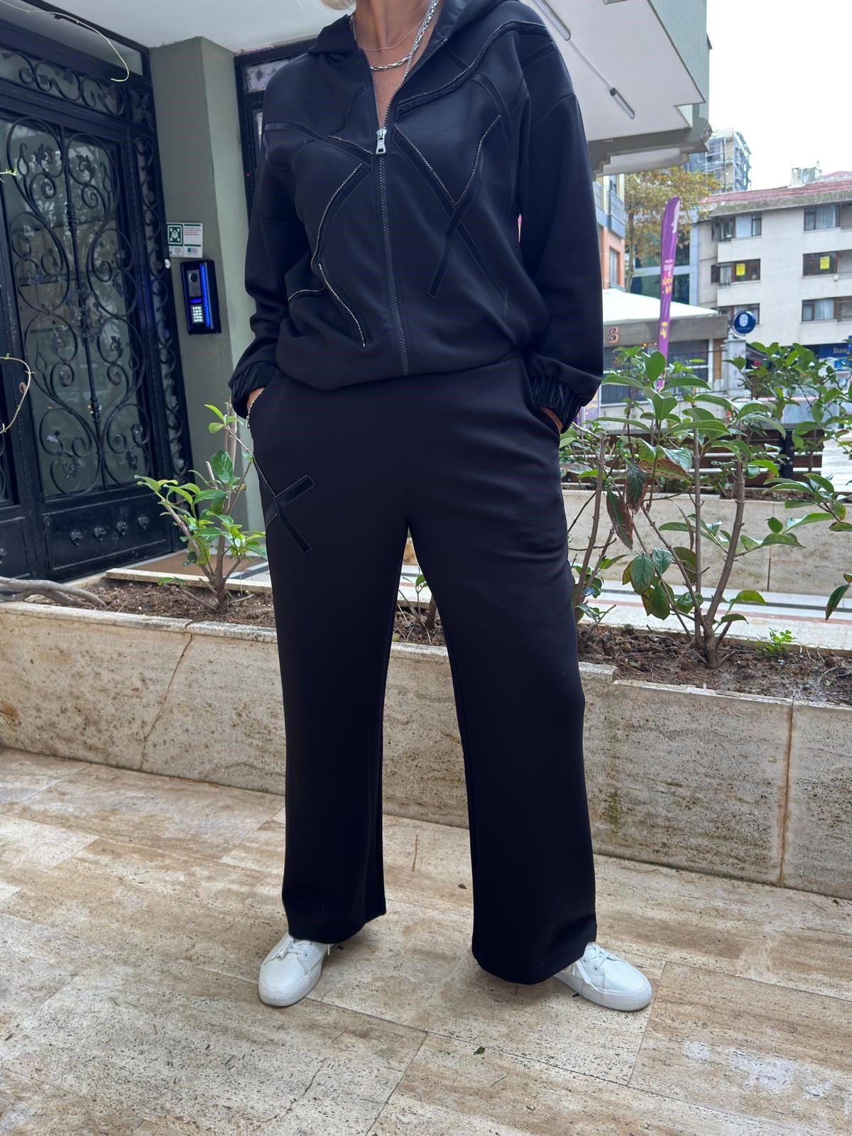 Nakış ve Zincir Detaylı Bol Paça Pantolon