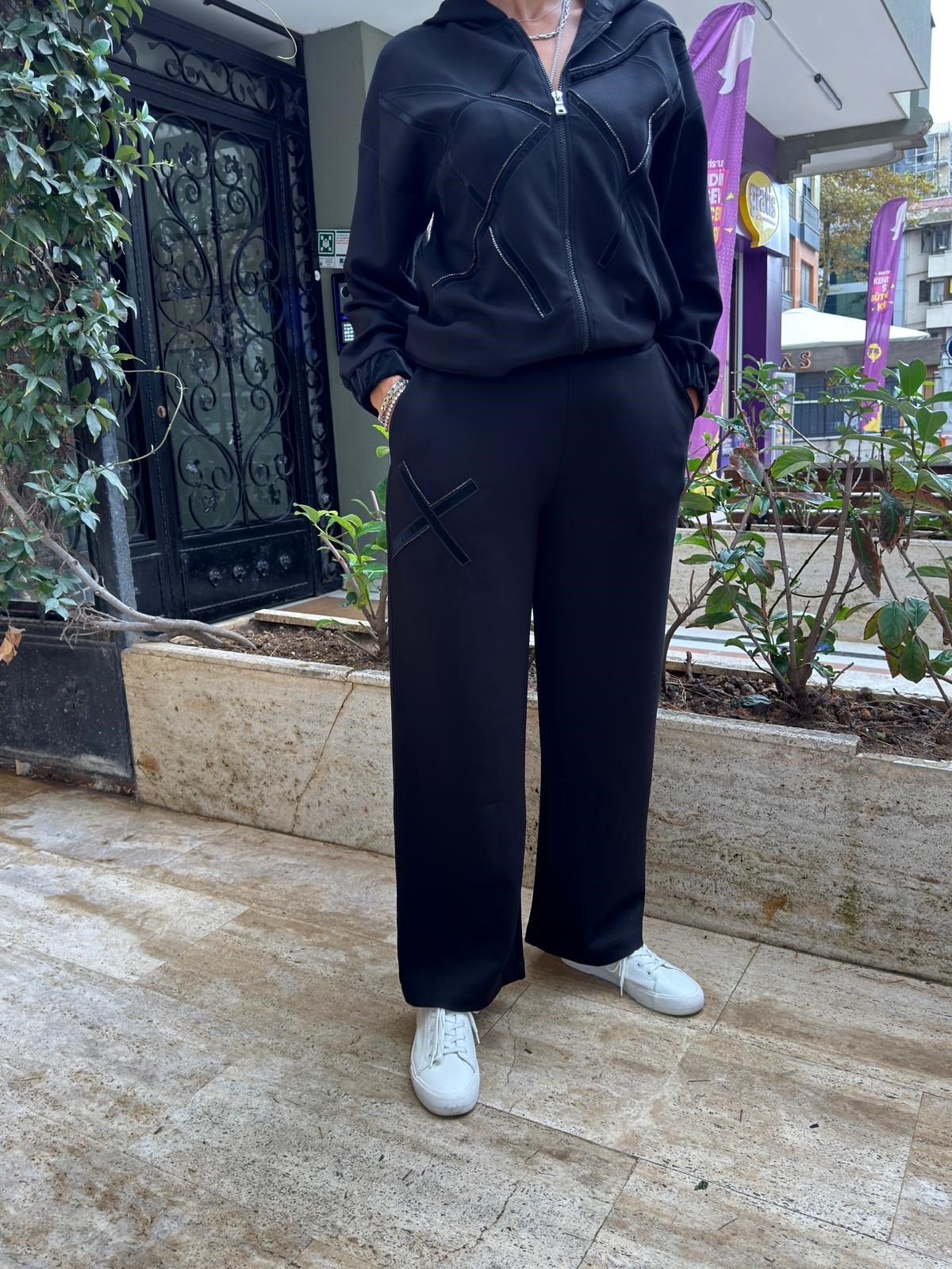 Nakış ve Zincir Detaylı Bol Paça Pantolon