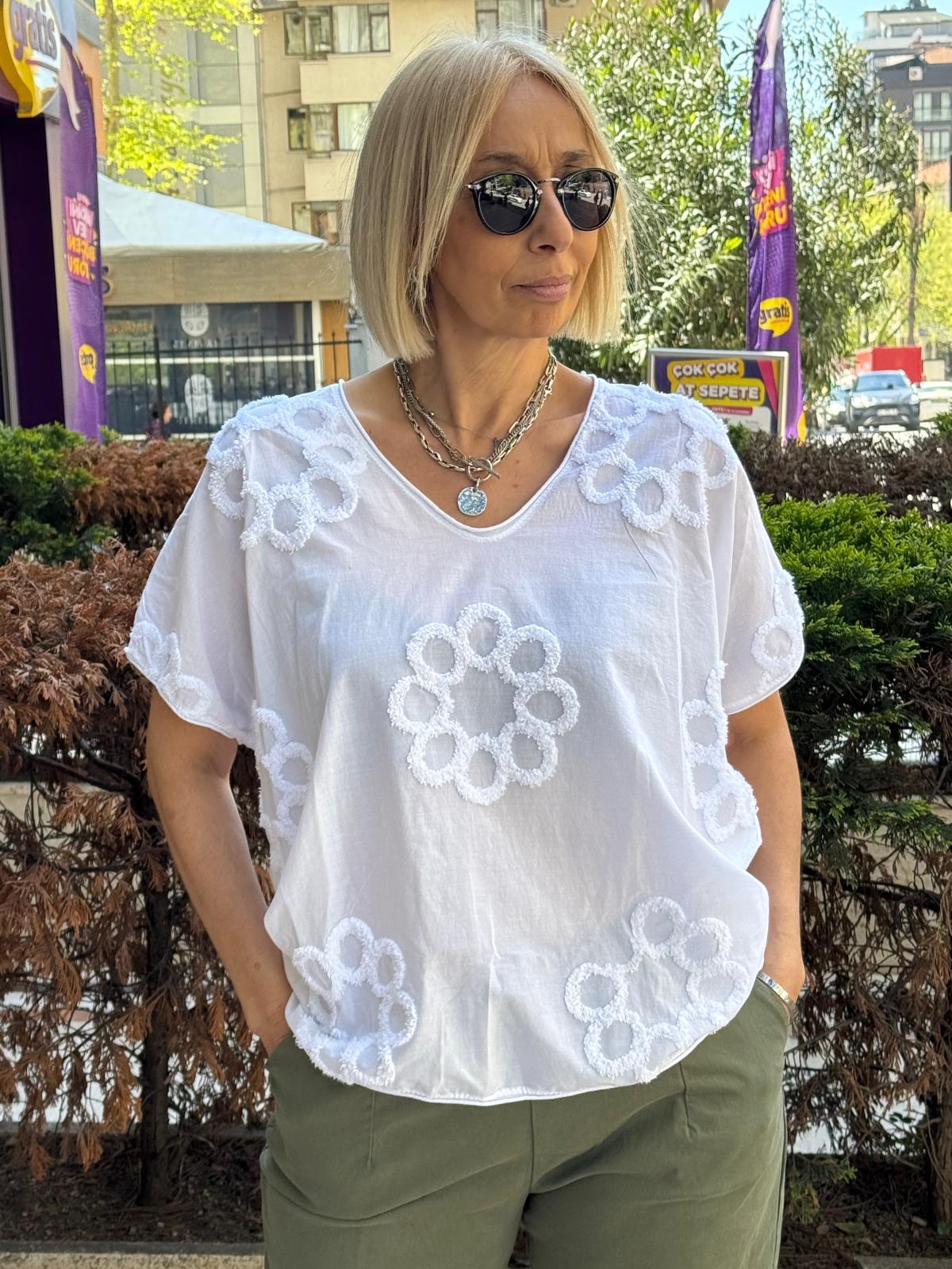 Papatya Kabartma İşli  Bluz