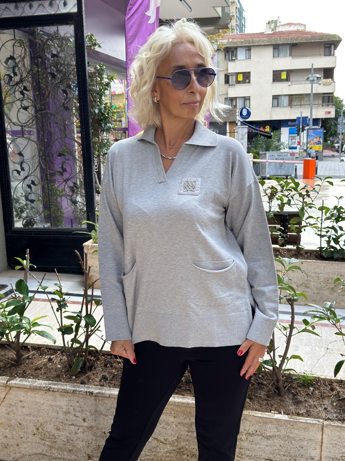 Polo Yaka Çift Cepli Taş Detaylı Triko Bluz 