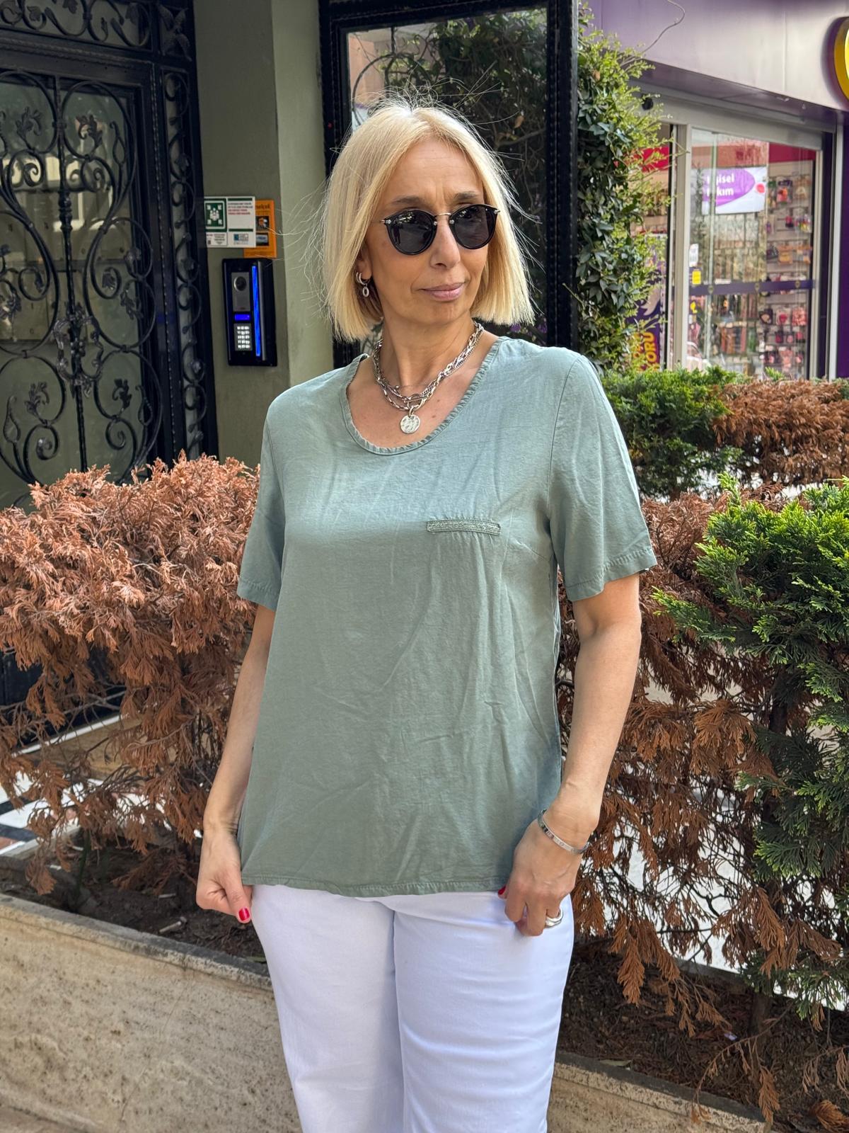 Şerit Ve Broşlu Kollu Bluz