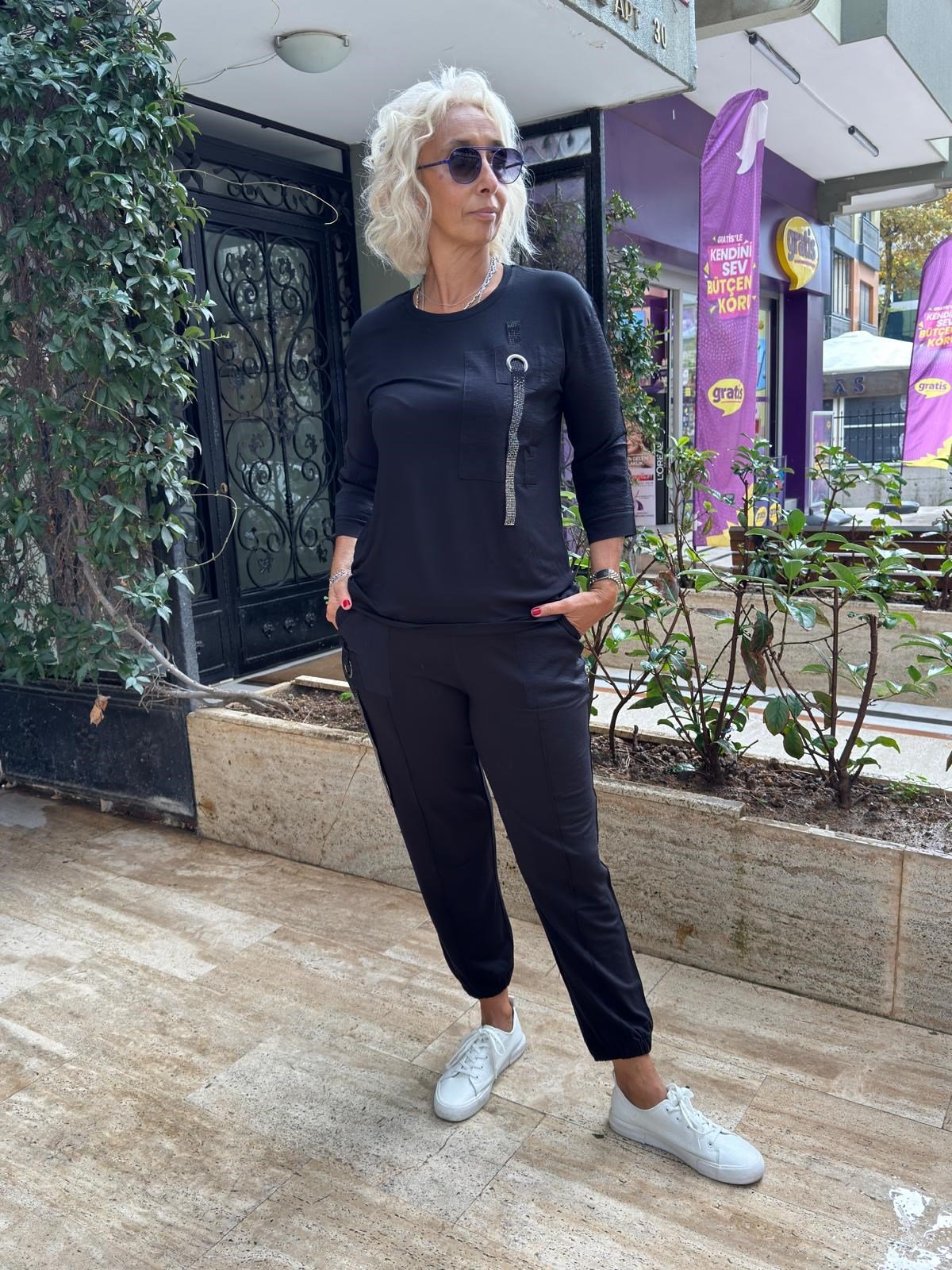Sıfır Yaka Kuşgözü Taş Detaylı Truvakar Bluz