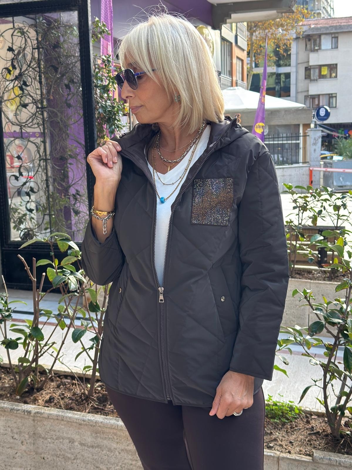 Taş Detaylı Farmuarlı Kapitone Mont