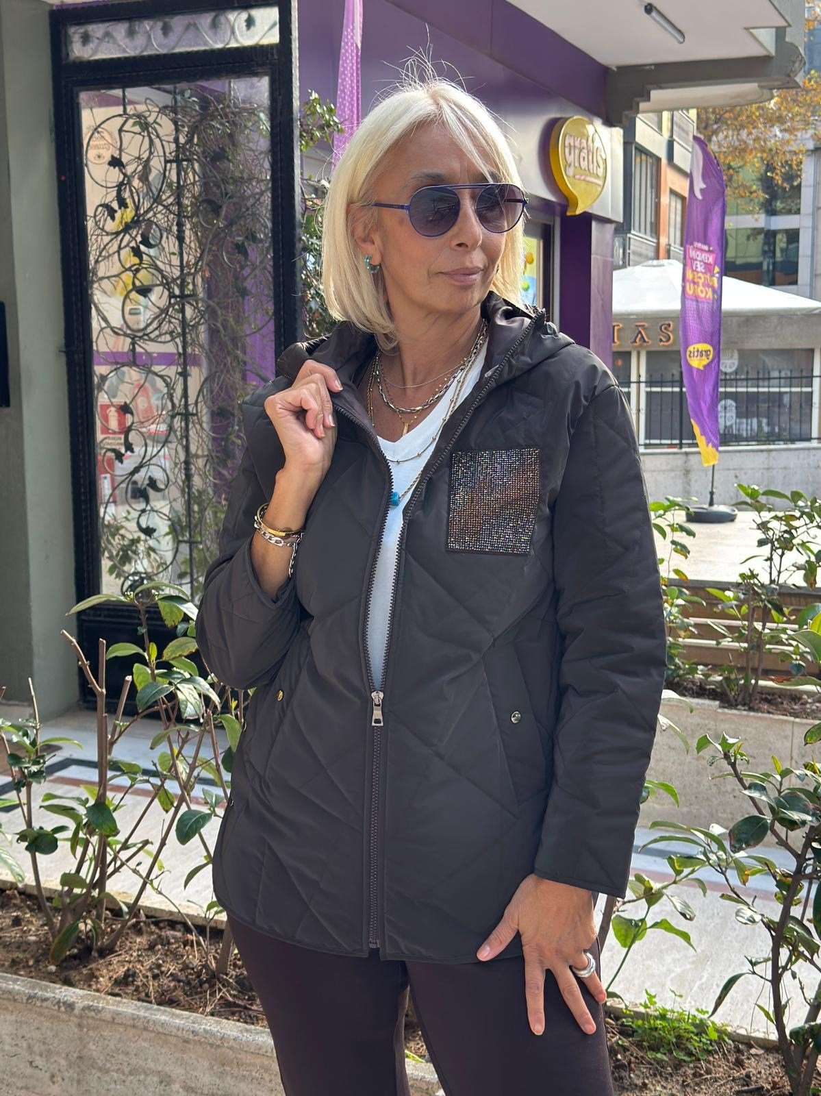 Taş Detaylı Farmuarlı Kapitone Mont