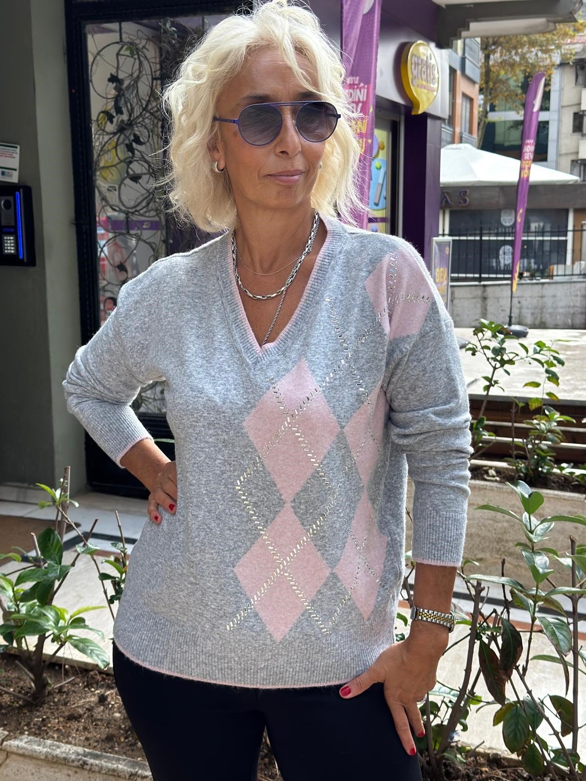 V Yaka Baklava Desenli ve Taşlı Triko Bluz