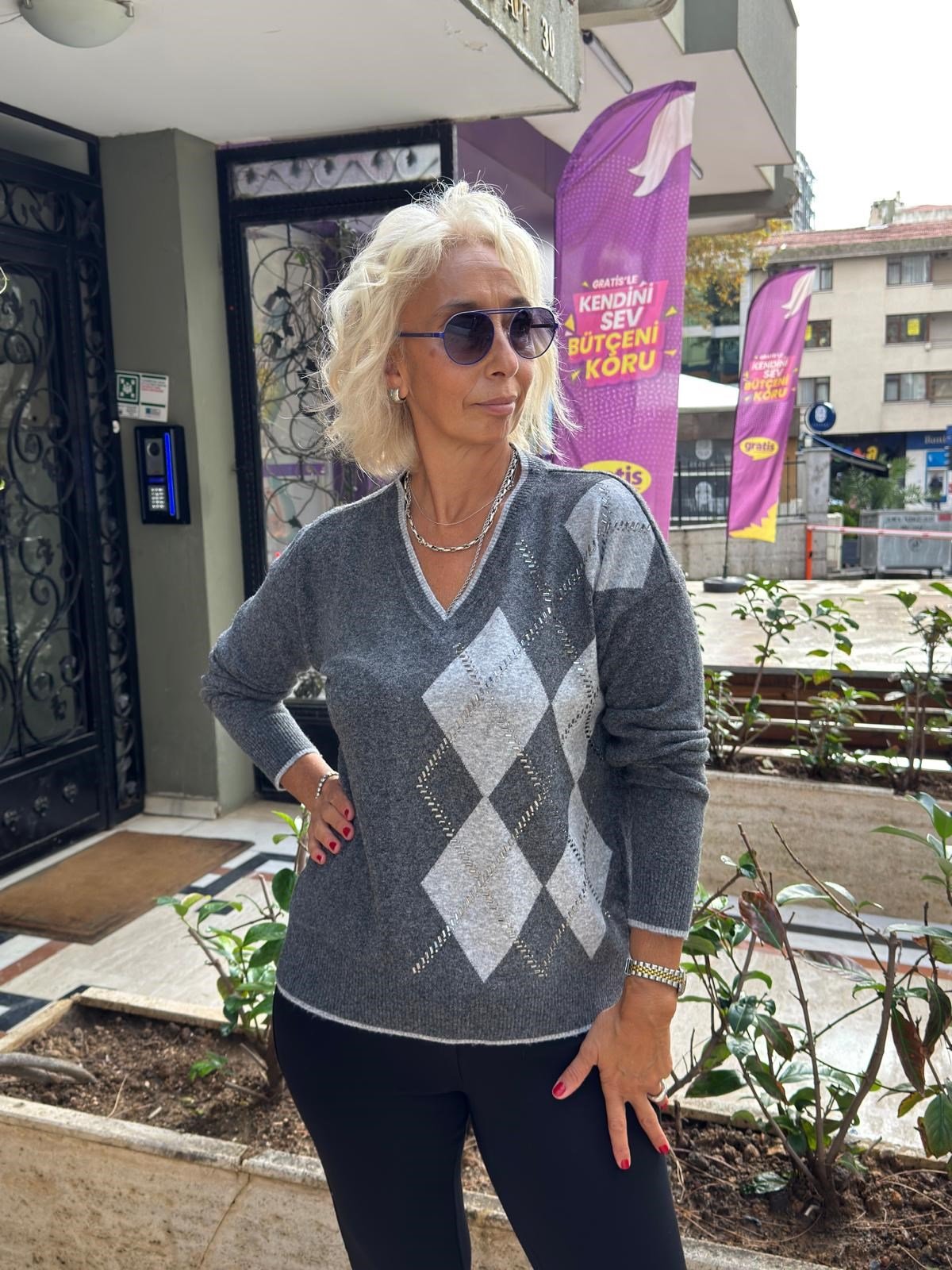 V Yaka Baklava Desenli ve Taşlı Triko 