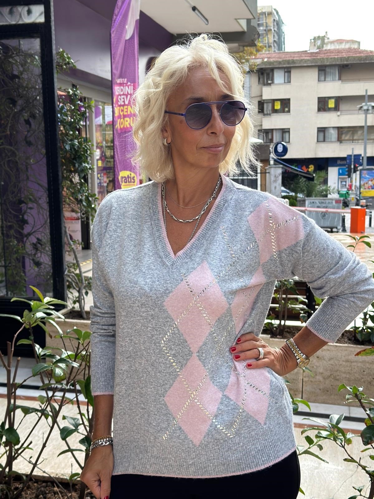 V Yaka Baklava Desenli ve Taşlı Triko Bluz