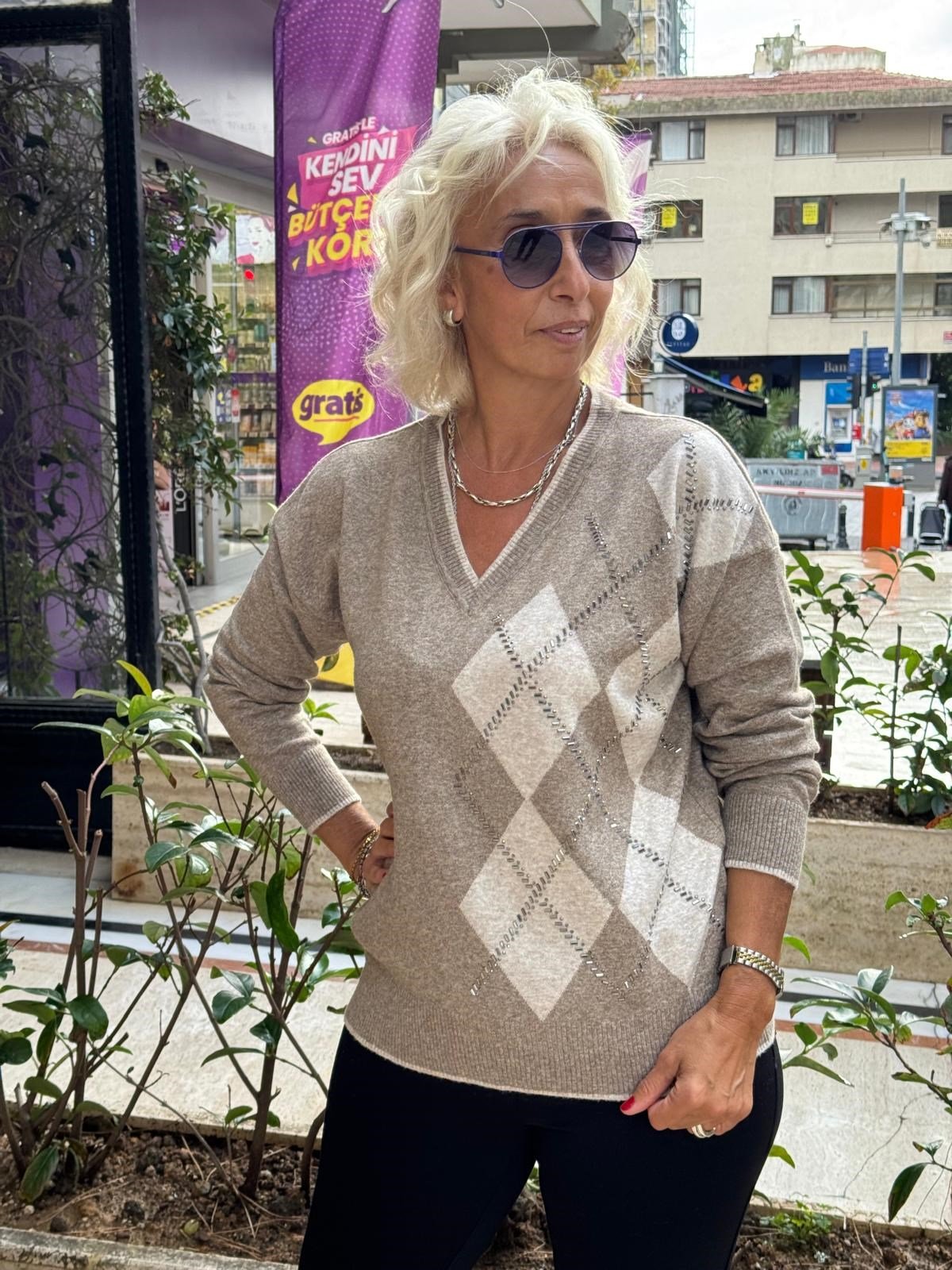 V Yaka Baklava Desenli ve Taşlı Triko Bluz