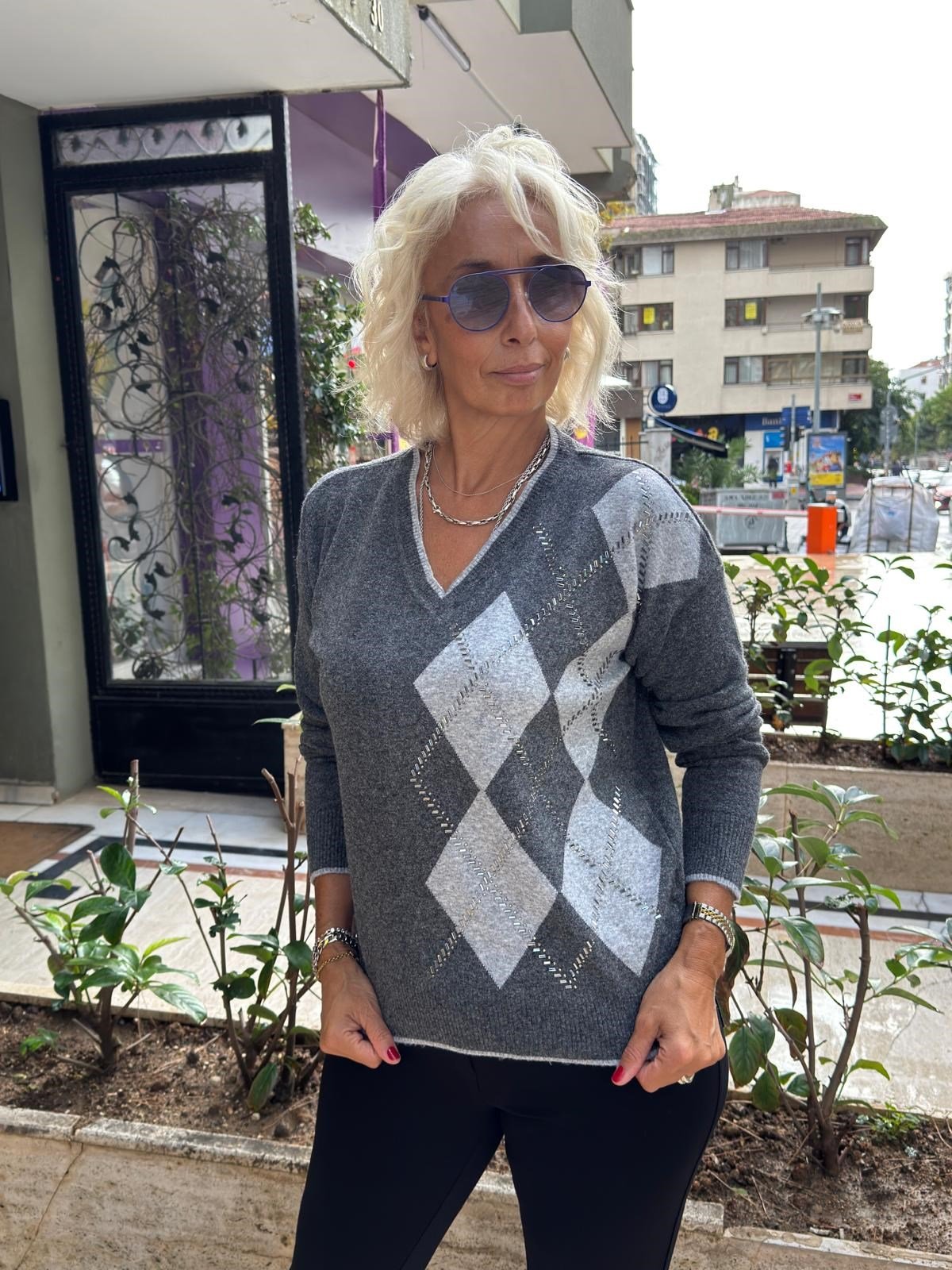 V Yaka Baklava Desenli ve Taşlı Triko 