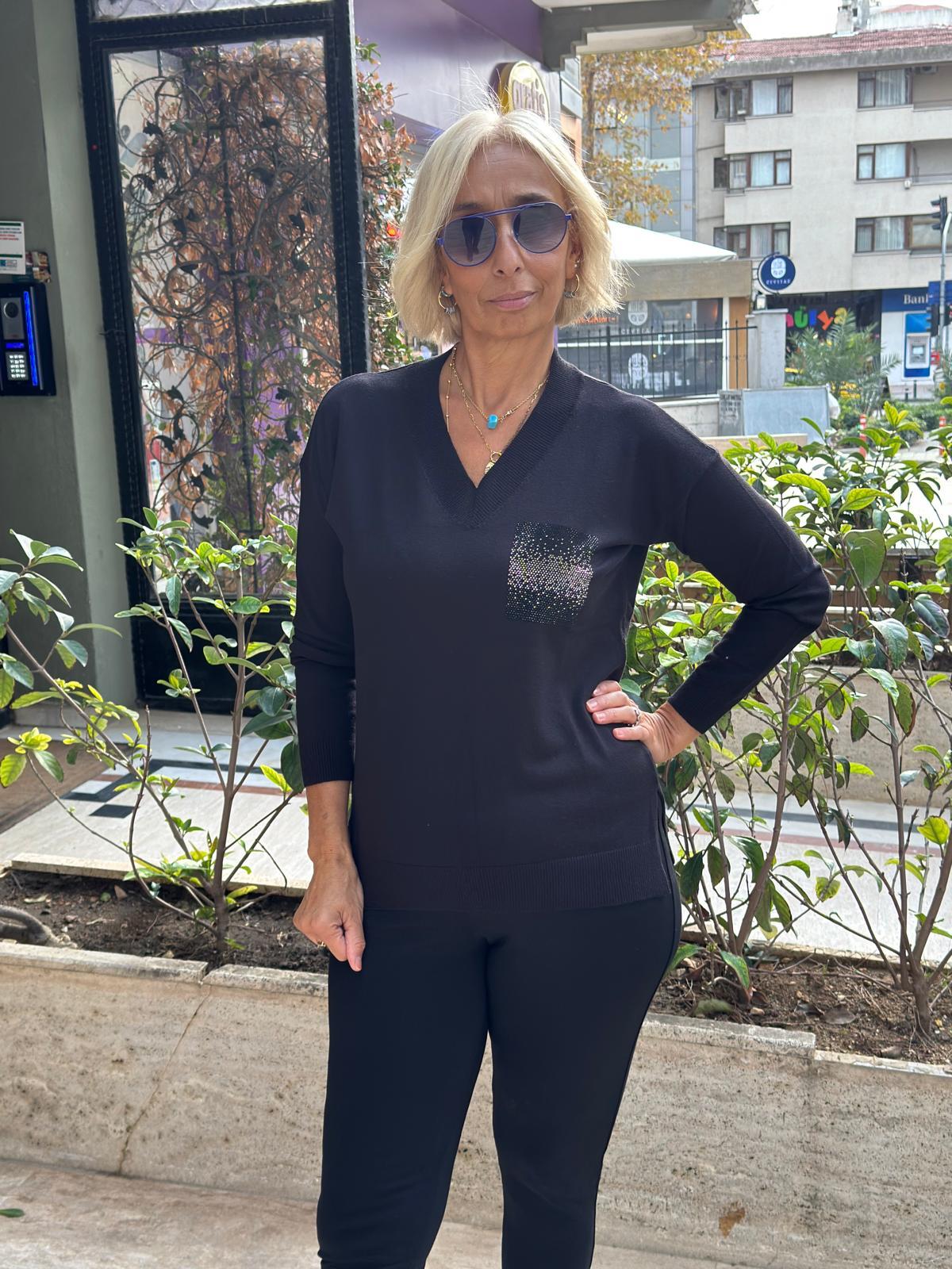 V Yaka Basic Taş Cepli Bluz