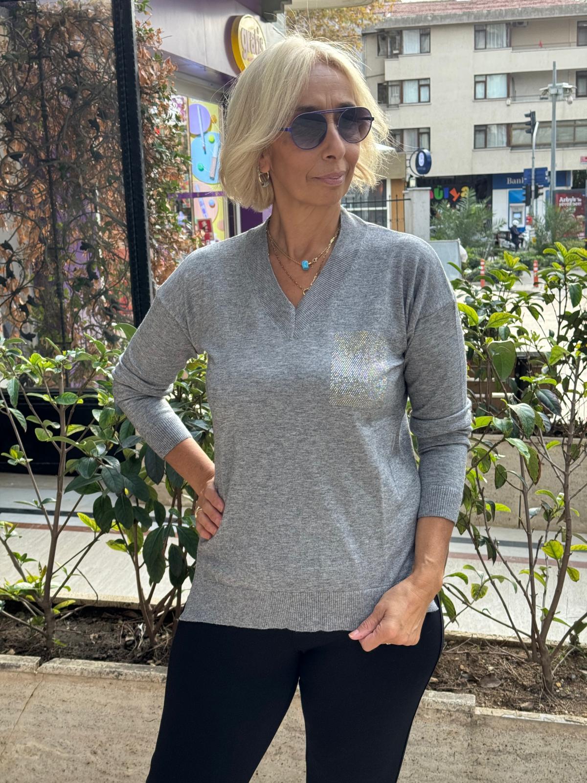 V Yaka Basic Taş Cepli Bluz