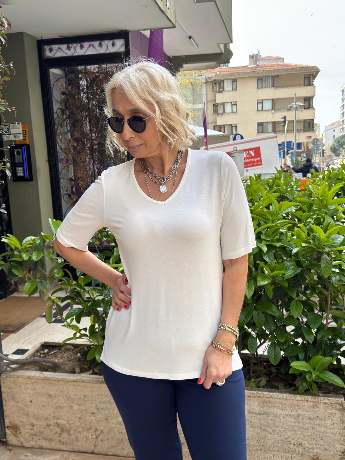 V Yaka Basic Tshırt