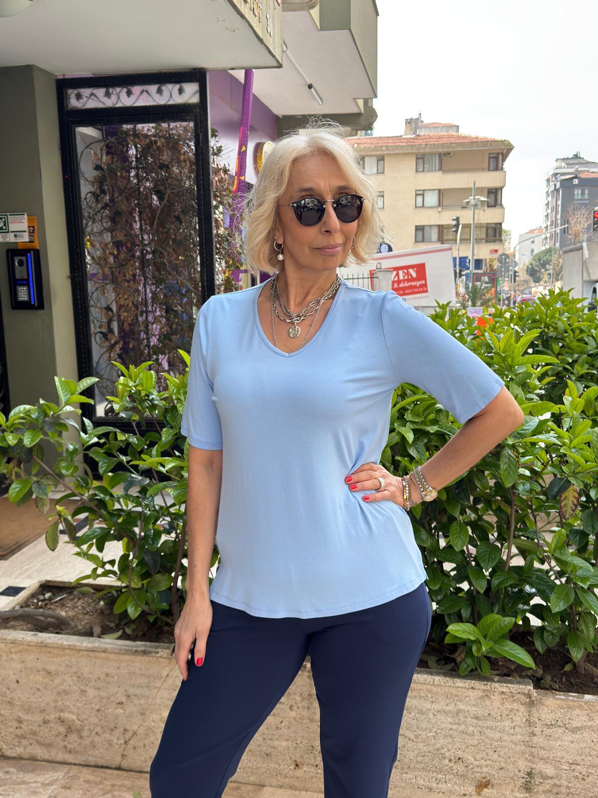 V Yaka Basic Tshırt