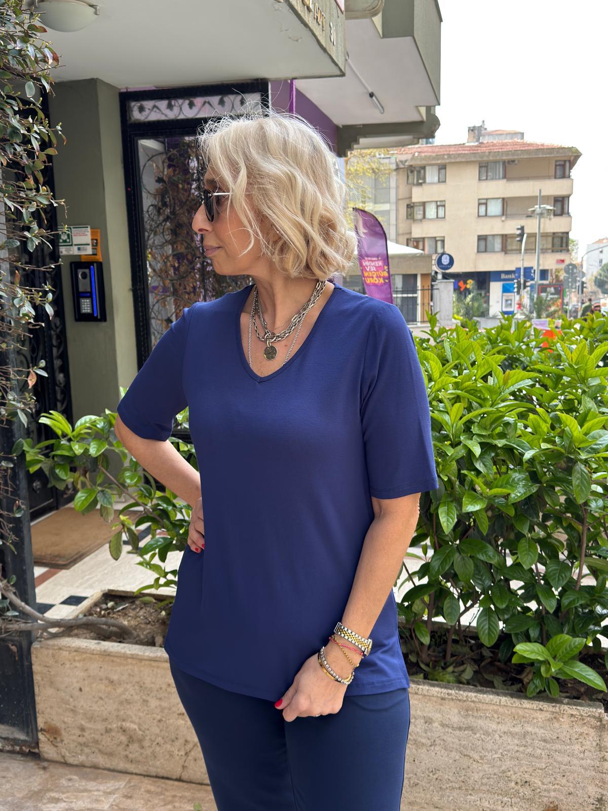 V Yaka Basic Tshırt