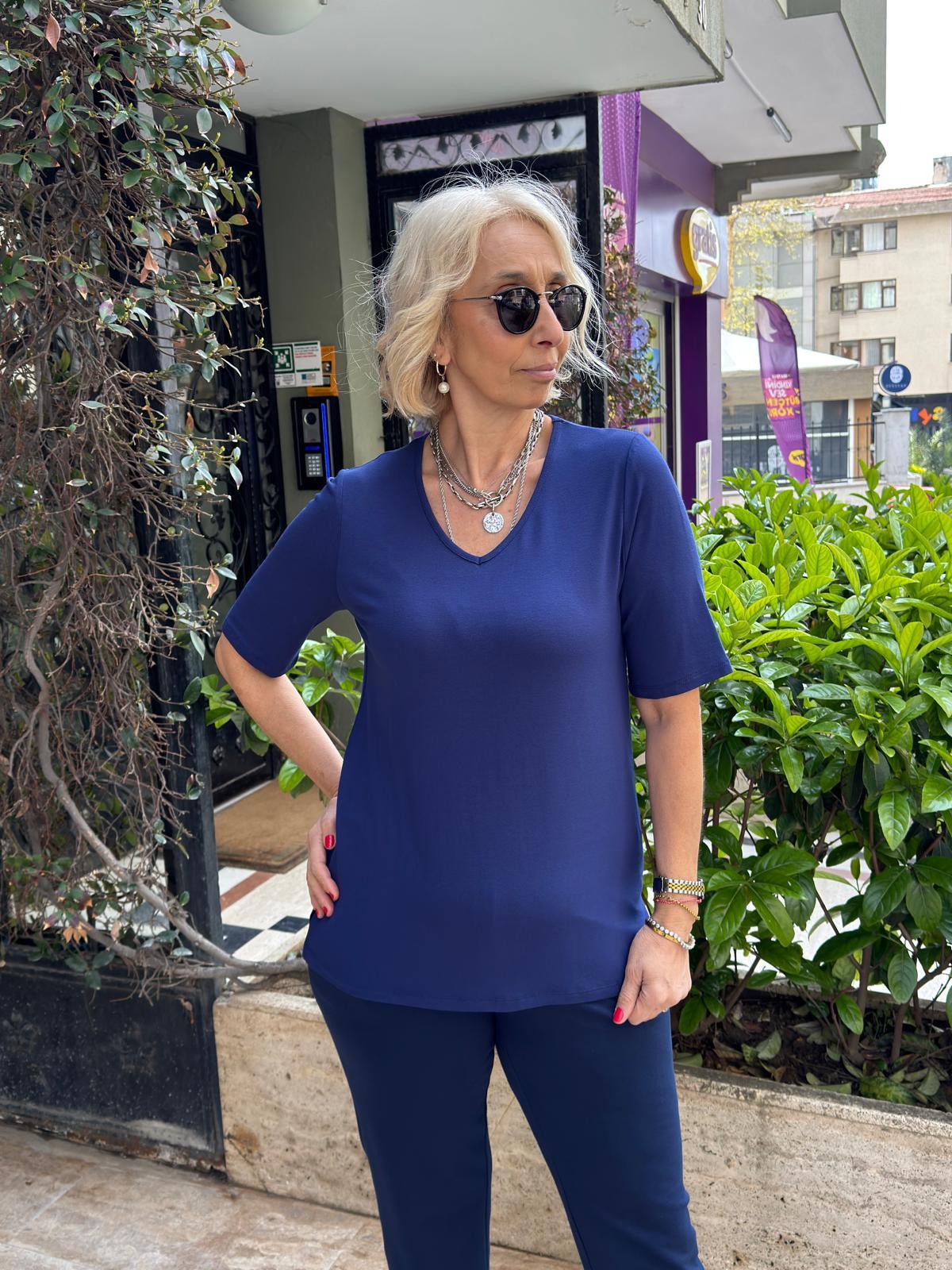 V Yaka Basic Tshırt