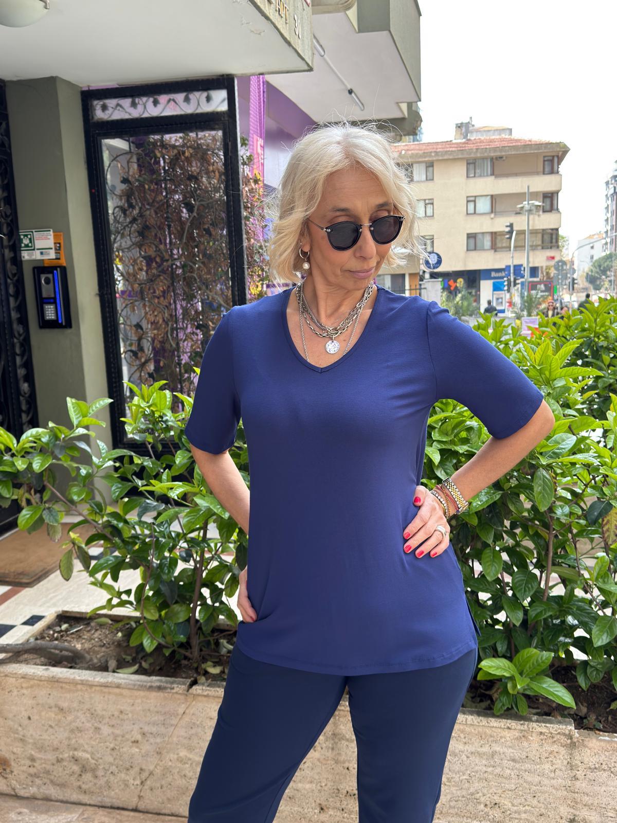 V Yaka Basic Tshırt