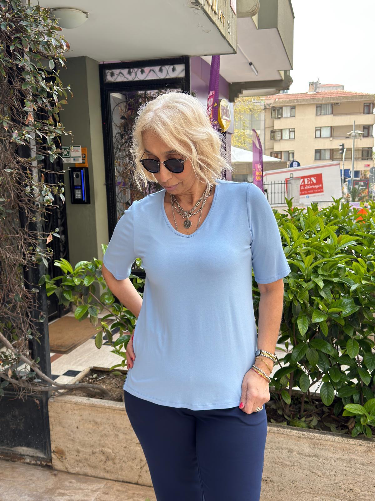 V Yaka Basic Tshırt