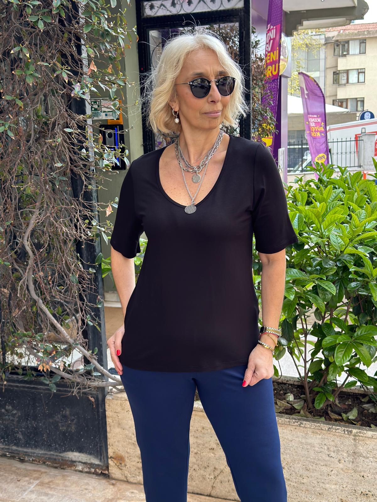 V Yaka Basic Tshırt