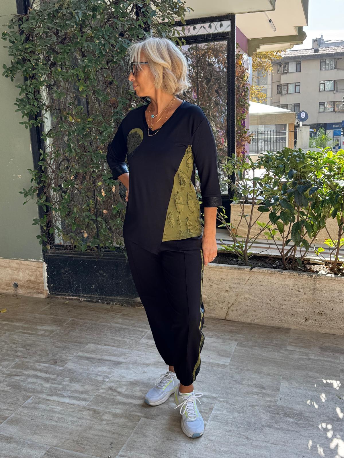 V Yaka Çatlak Derili Daire Taşlı Bluz