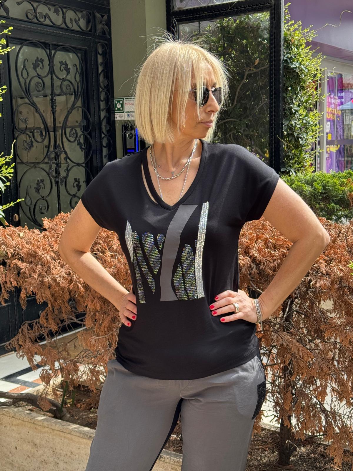 Yaka Detaylı Taşlı Tshirt