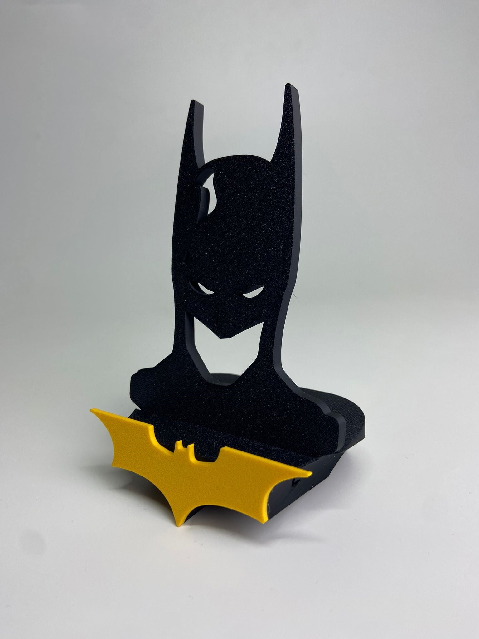 Batman Premium Telefon Standı – Şık ve Karizmatik Masa Aksesuarı