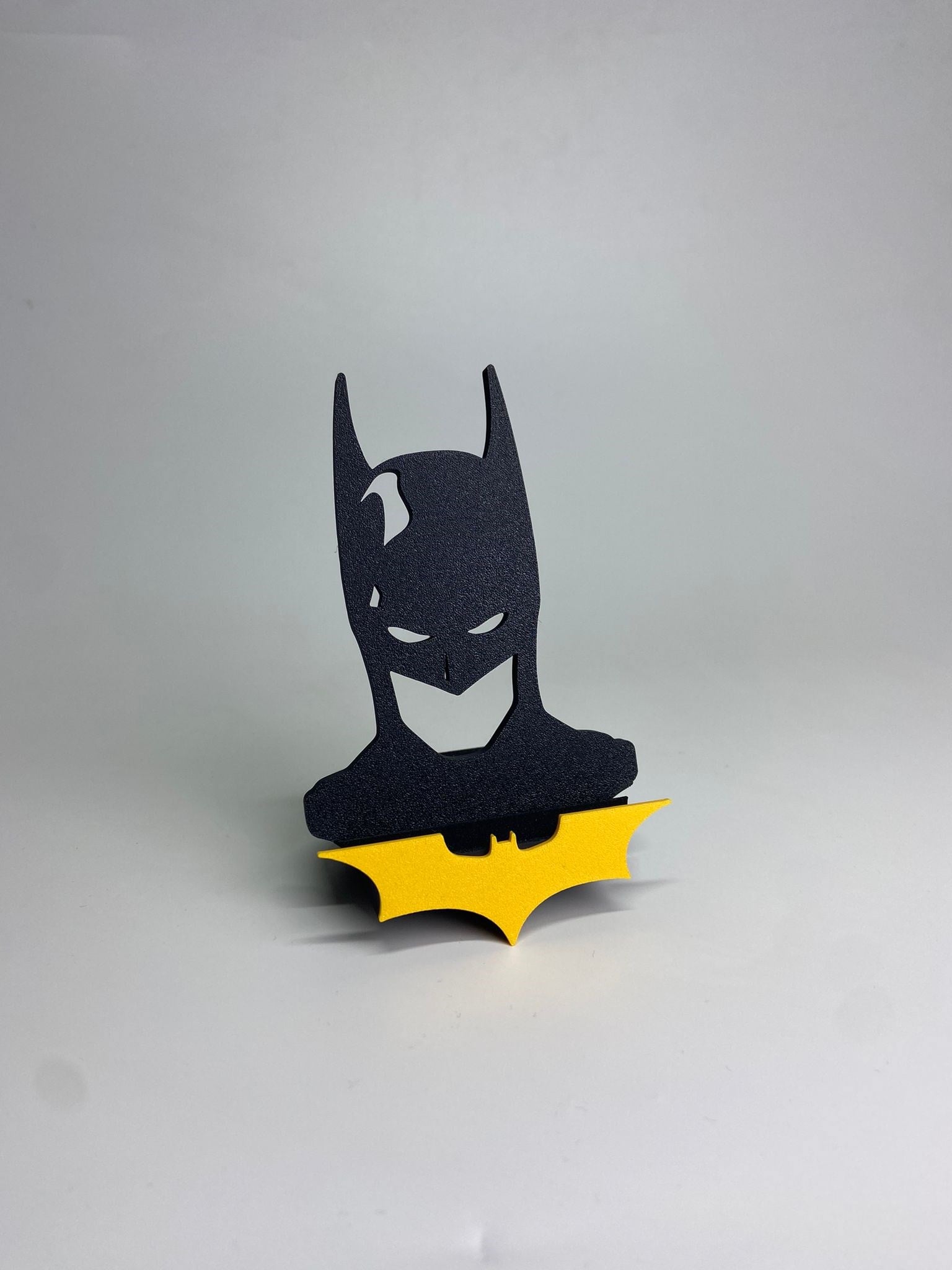 Batman Premium Telefon Standı – Şık ve Karizmatik Masa Aksesuarı