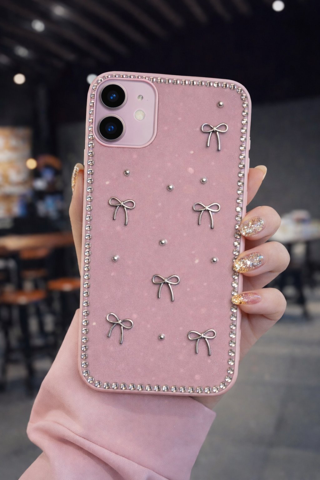 İPhone 15 Uyumlu Fiyonk Figürlü Simli İnci Taşlı Lüx Silikon Kılıf Pembe