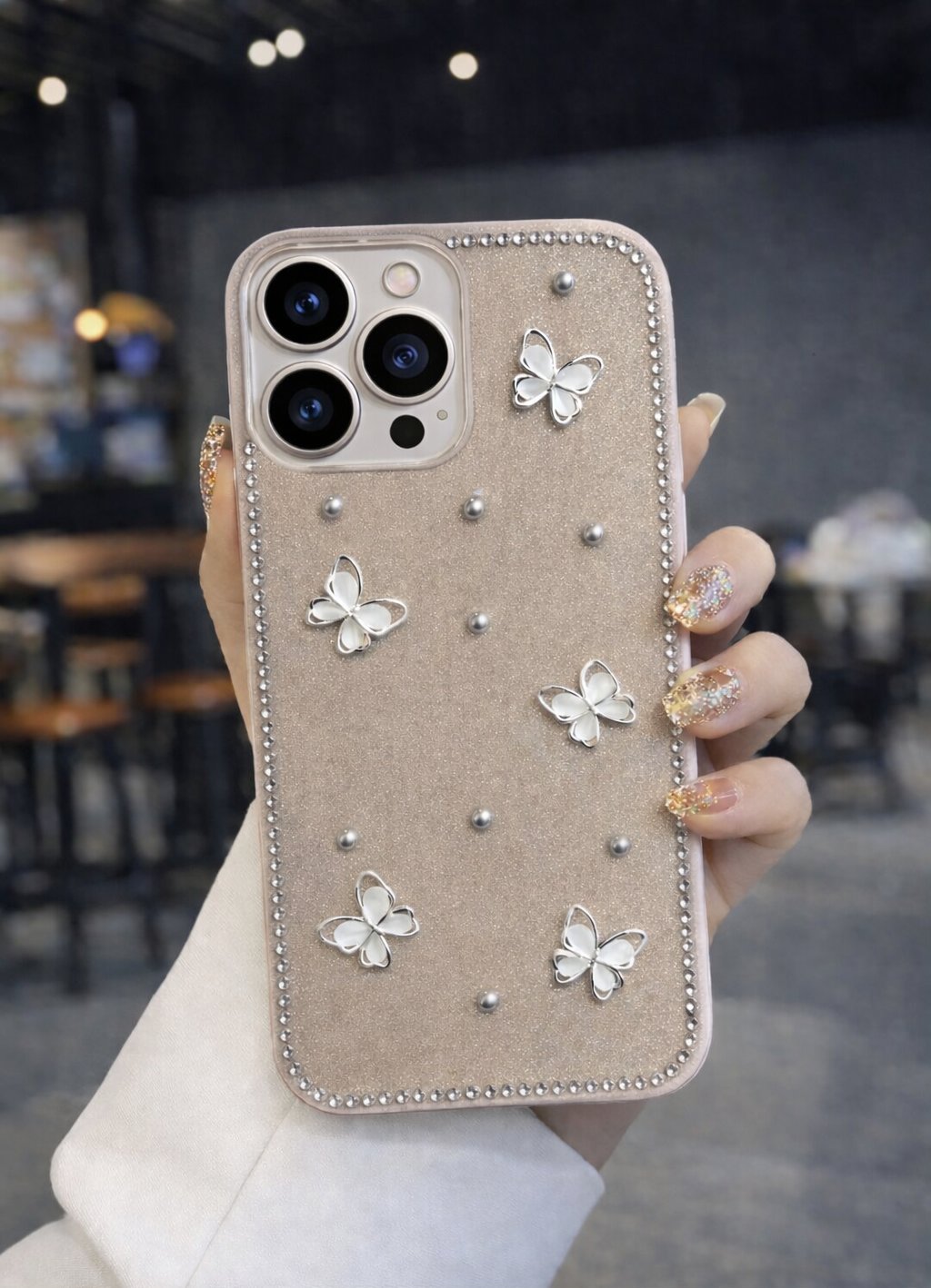 İPhone 16 Pro Max Uyumlu Kelebek Figürlü Simli İnci Taşlı Lüx Silikon Kılıf Açık Kahve
