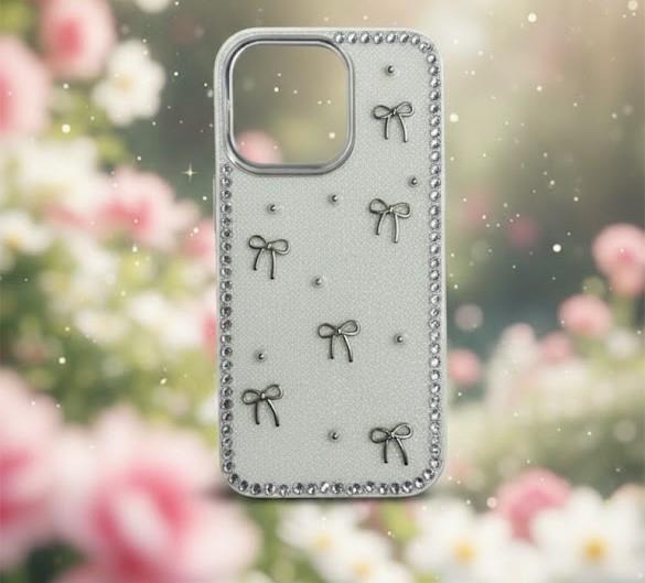 İPhone 16 Uyumlu Fiyonk Figürlü Simli İnci Taşlı Lüx Silikon Kılıf Krem