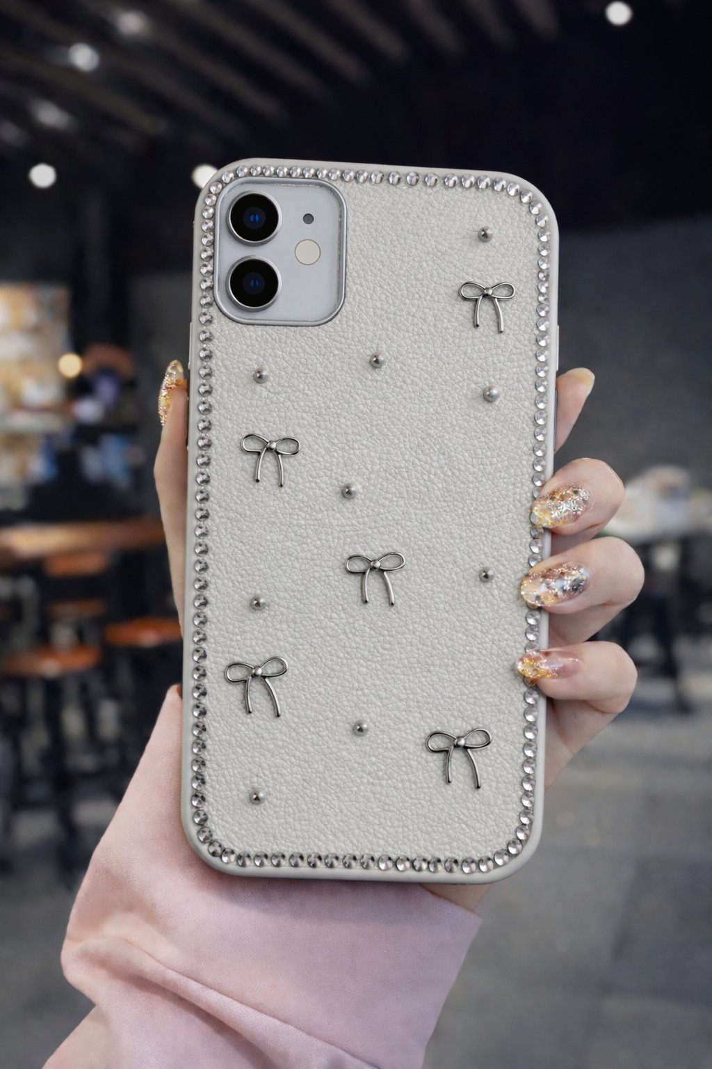 İPhone 16 Uyumlu Fiyonk Figürlü Simli İnci Taşlı Lüx Silikon Kılıf Krem