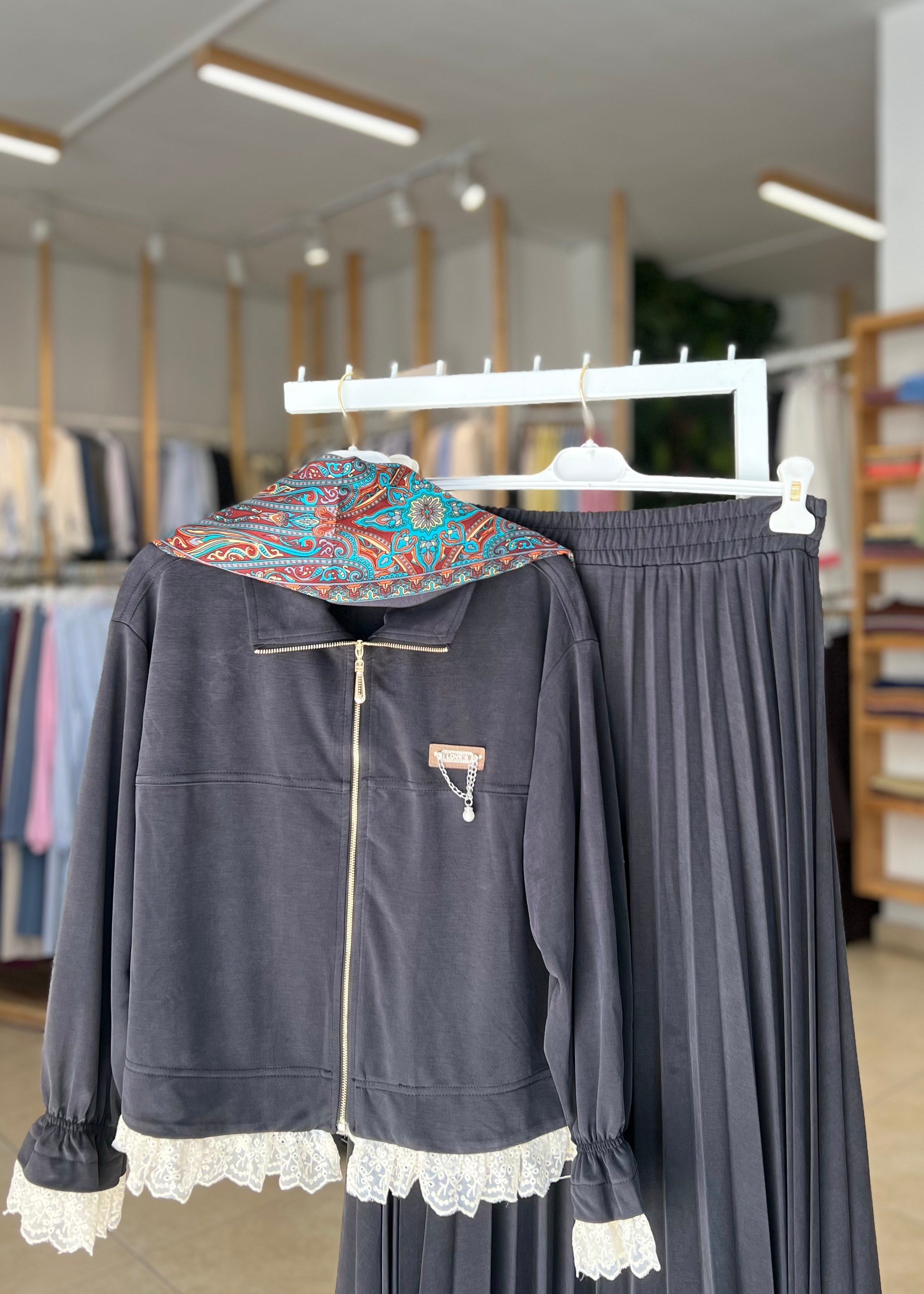 DANTEL DETAYLI ETEKLİ TAKIM