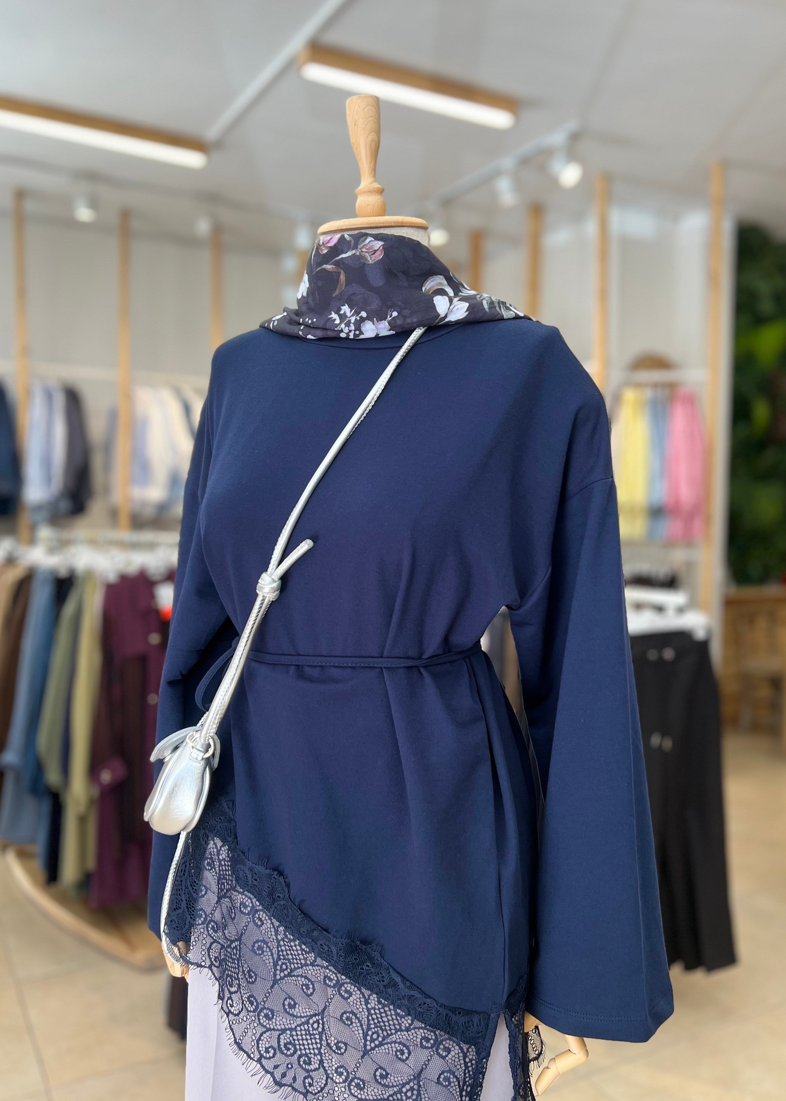 ETEĞİ DANTEL DETAYLI SWEAT