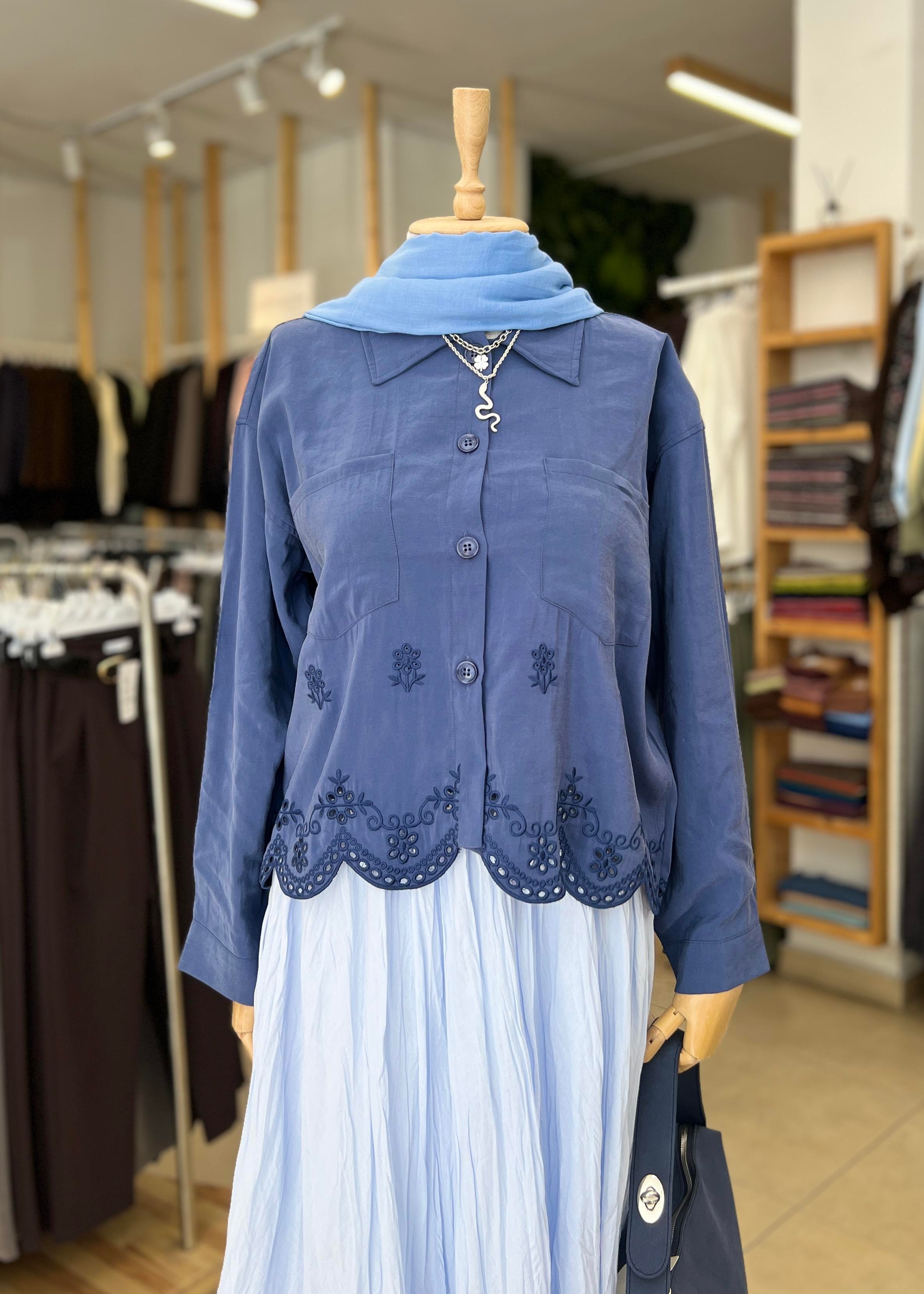 NAKIŞLI DETAYLI CEPLİ GÖMLEK