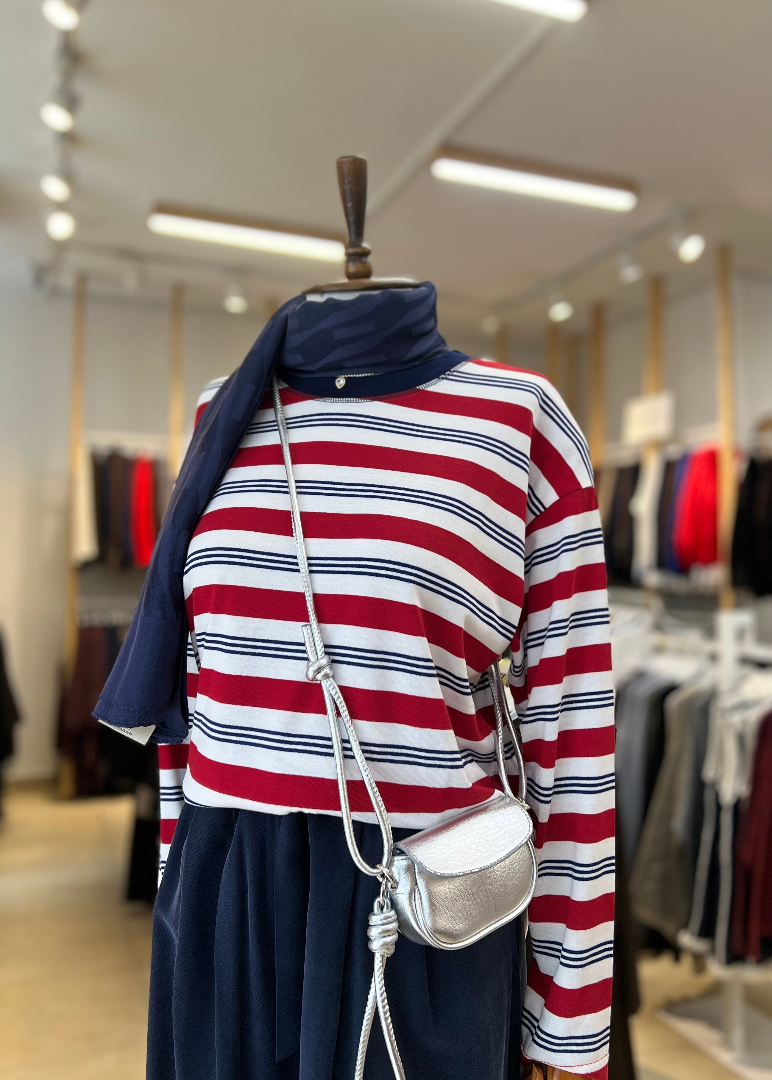 YAKASI DİKİŞ DETAYLI ÇİZGİLİ SWEAT